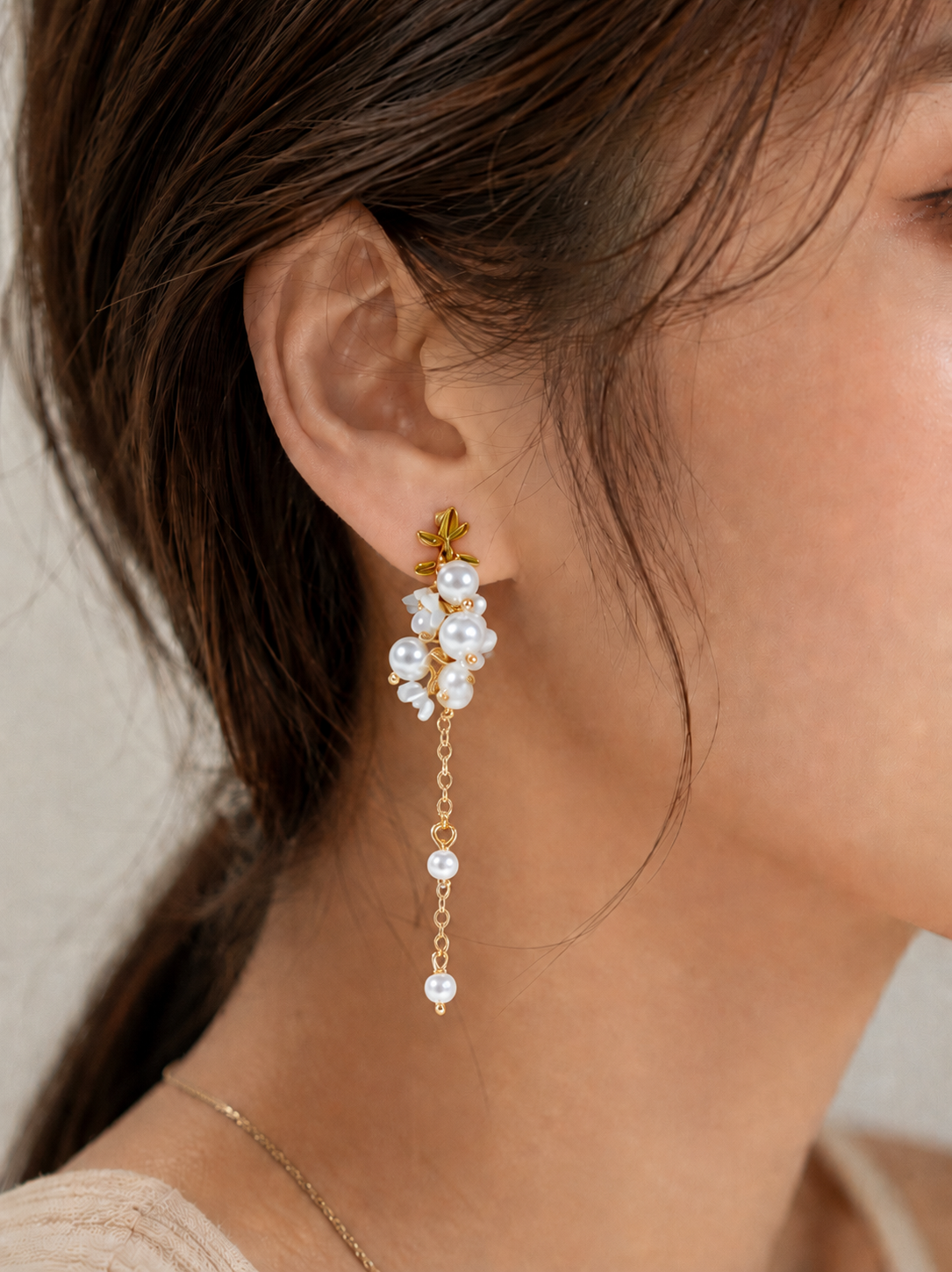 White cluster pearl & flower dangle earrings E262