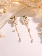 White cluster pearl & flower dangle earrings E262