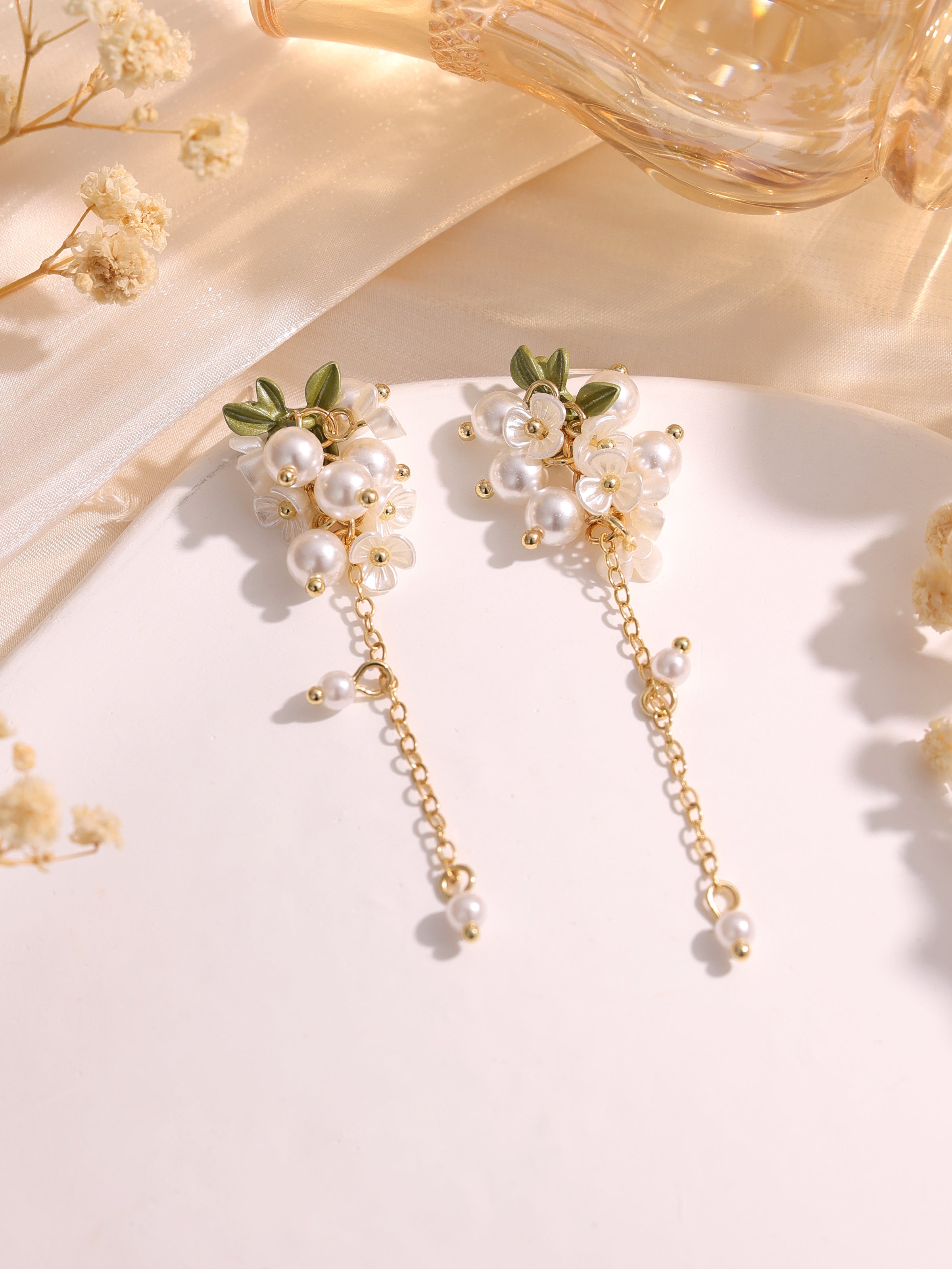 White cluster pearl & flower dangle earrings E262