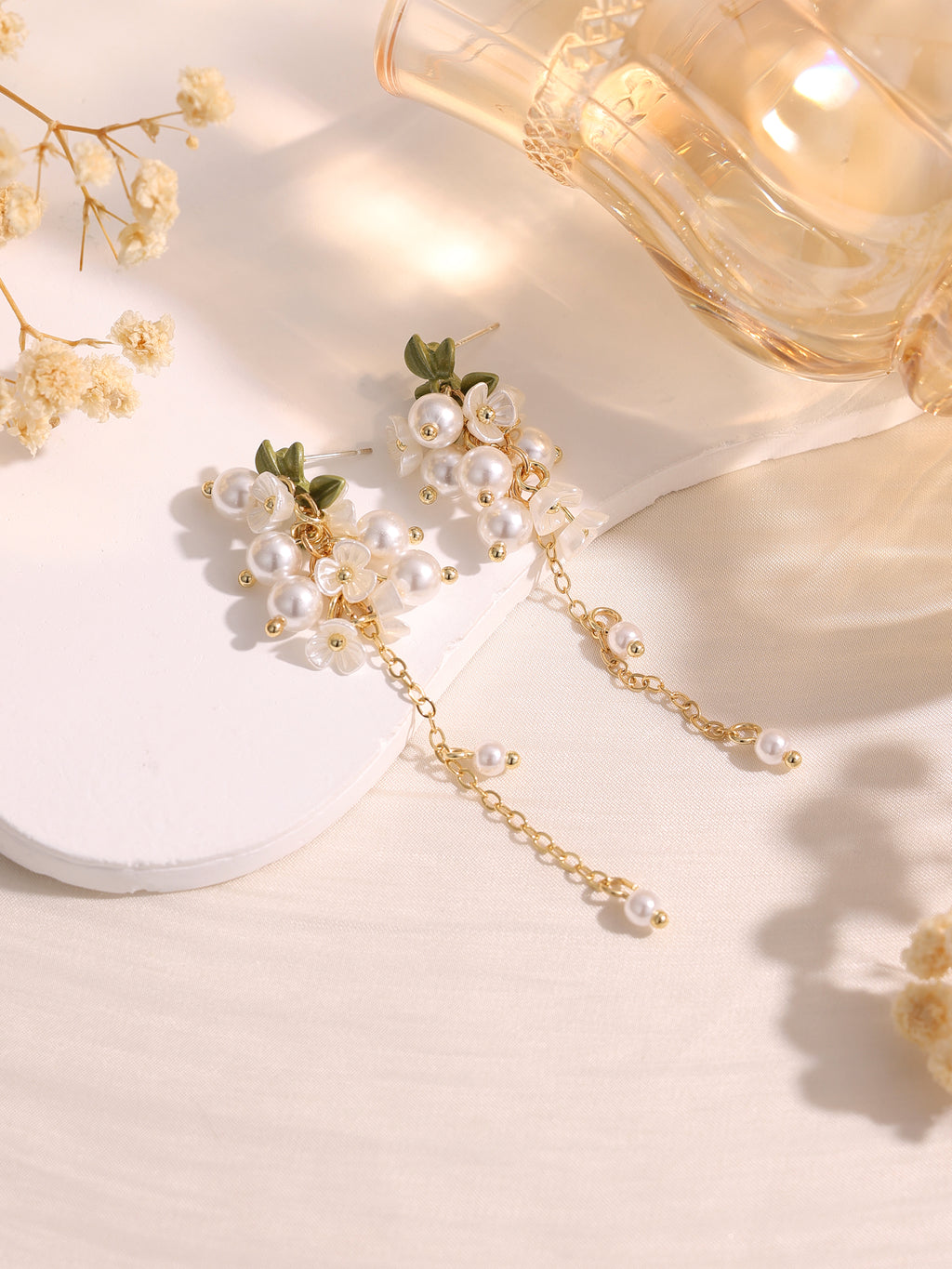 White cluster pearl & flower dangle earrings E262