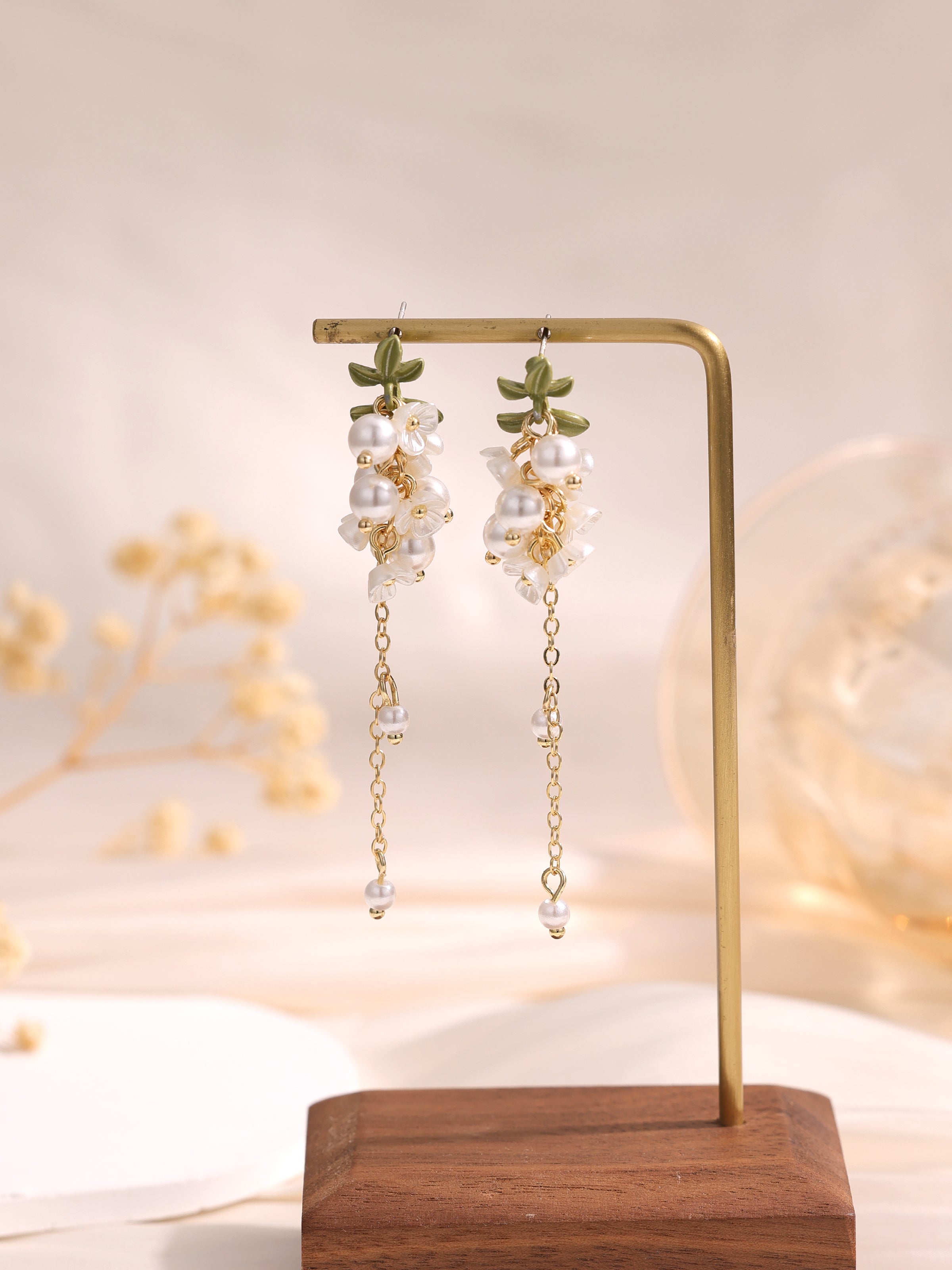 White cluster pearl & flower dangle earrings E262