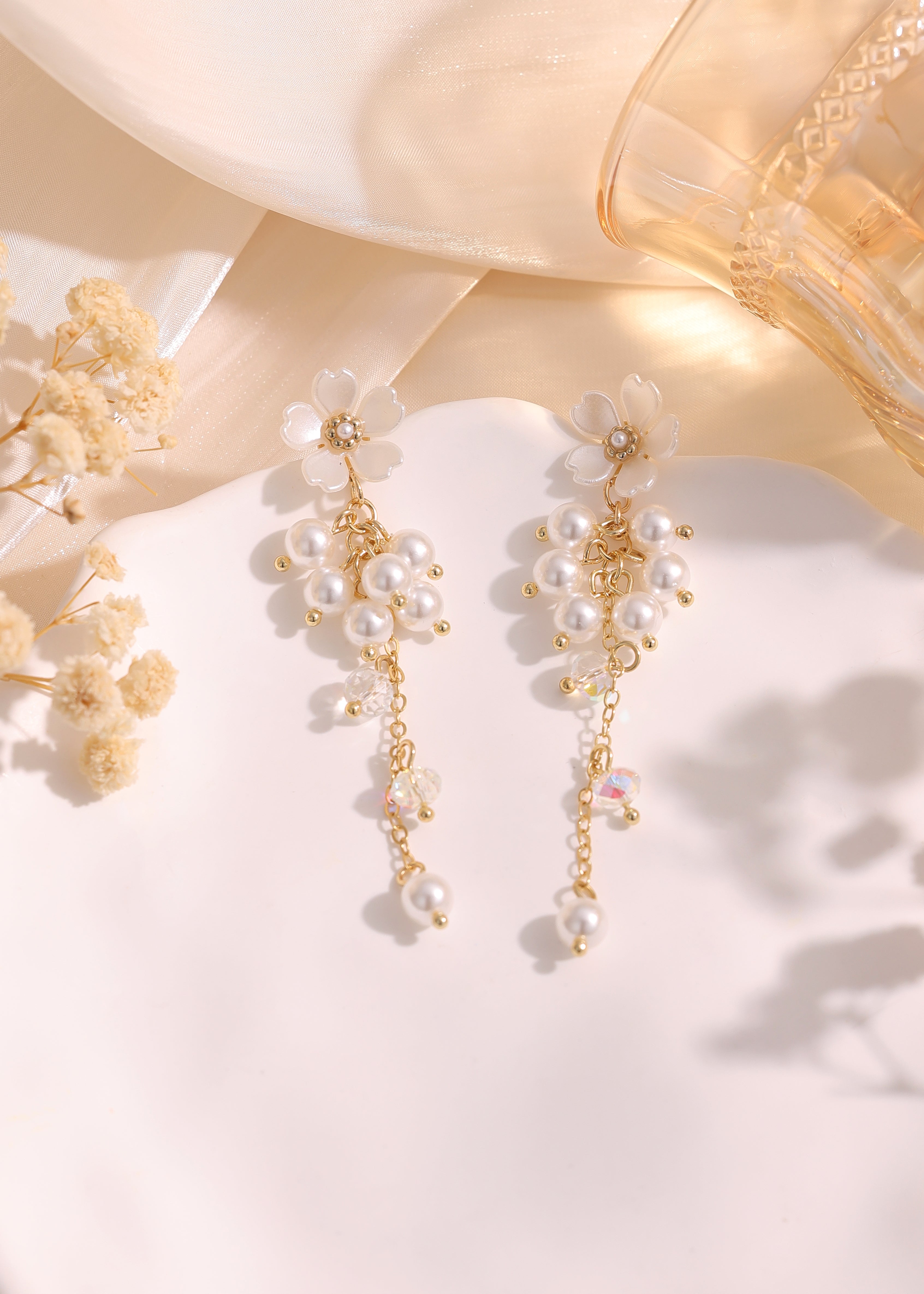 Iridescent white flower & pearl dangle earrings E263