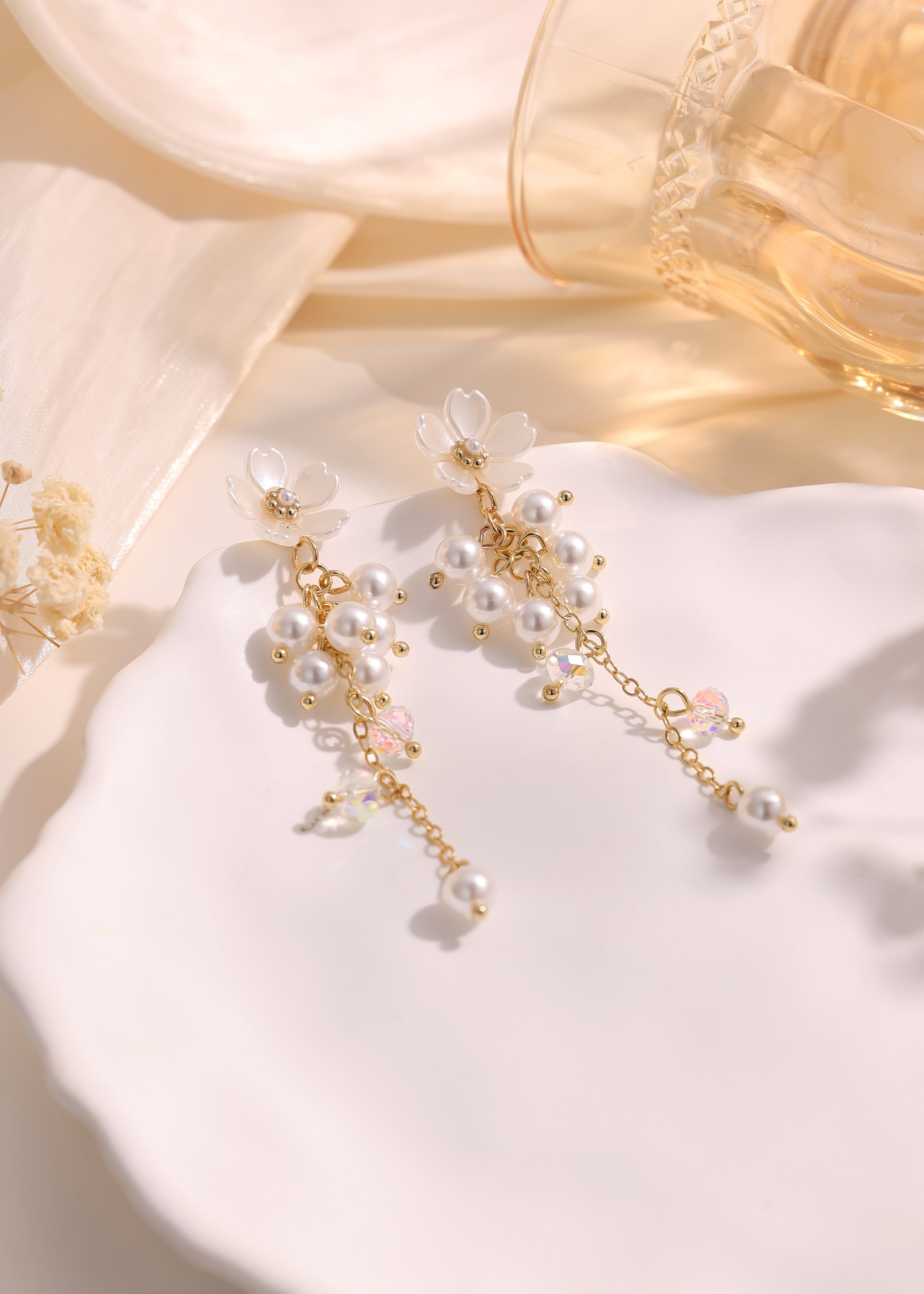 Iridescent white flower & pearl dangle earrings E263