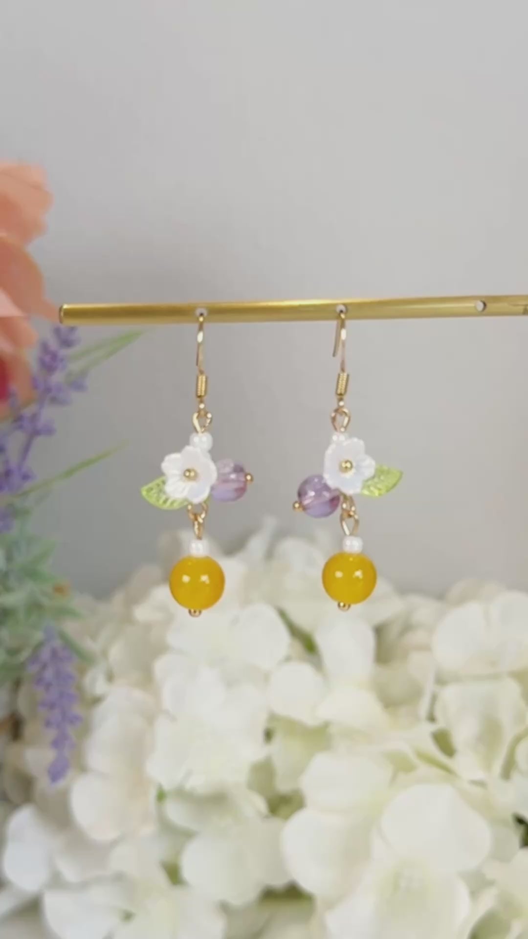 Cottage core yellow bead flower dangle earrings E293