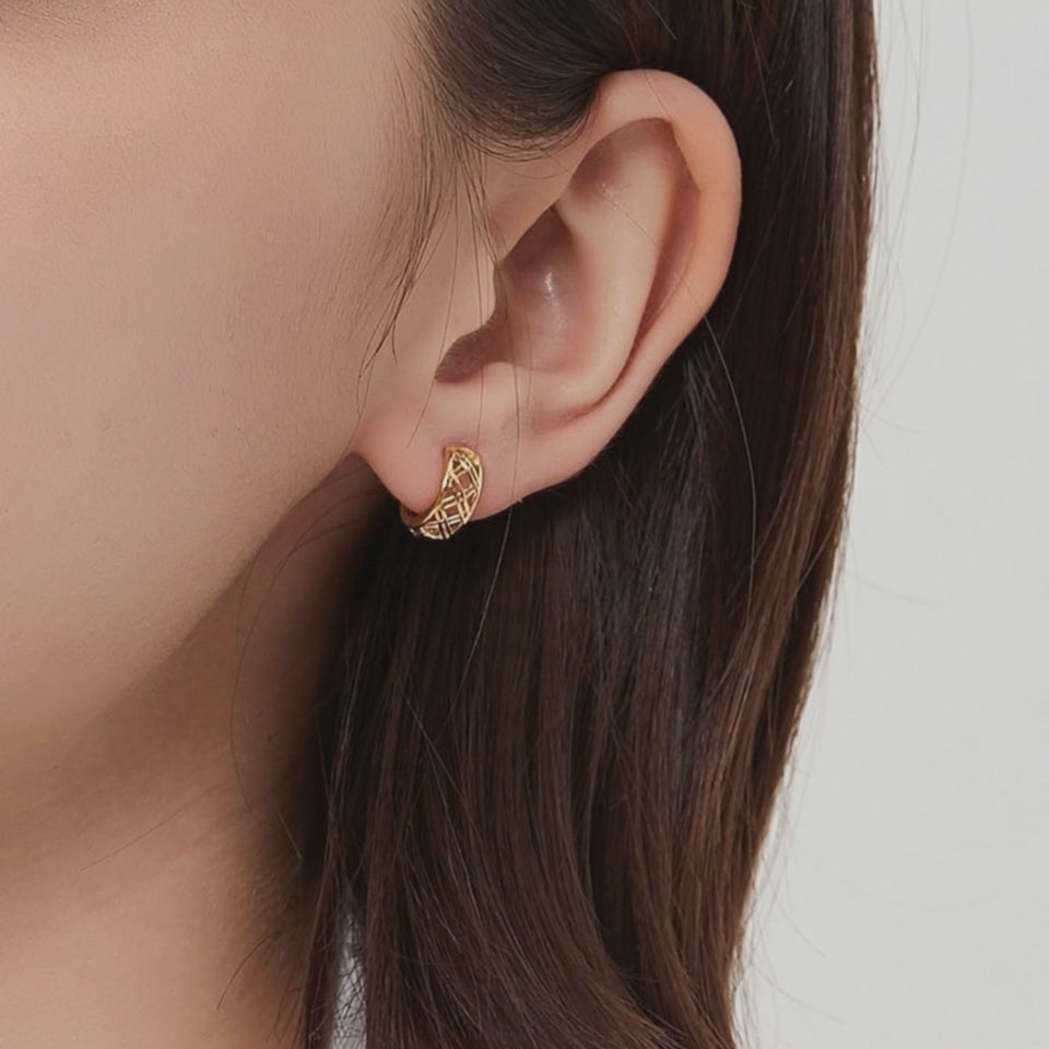 Dainty Gold Filigree Cutout Huggie Hoop Earrings E278